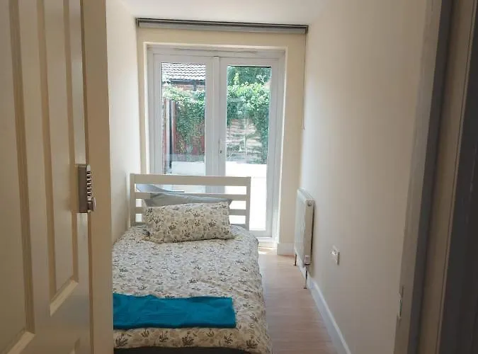 Vibrant Single Room Only For One Adult