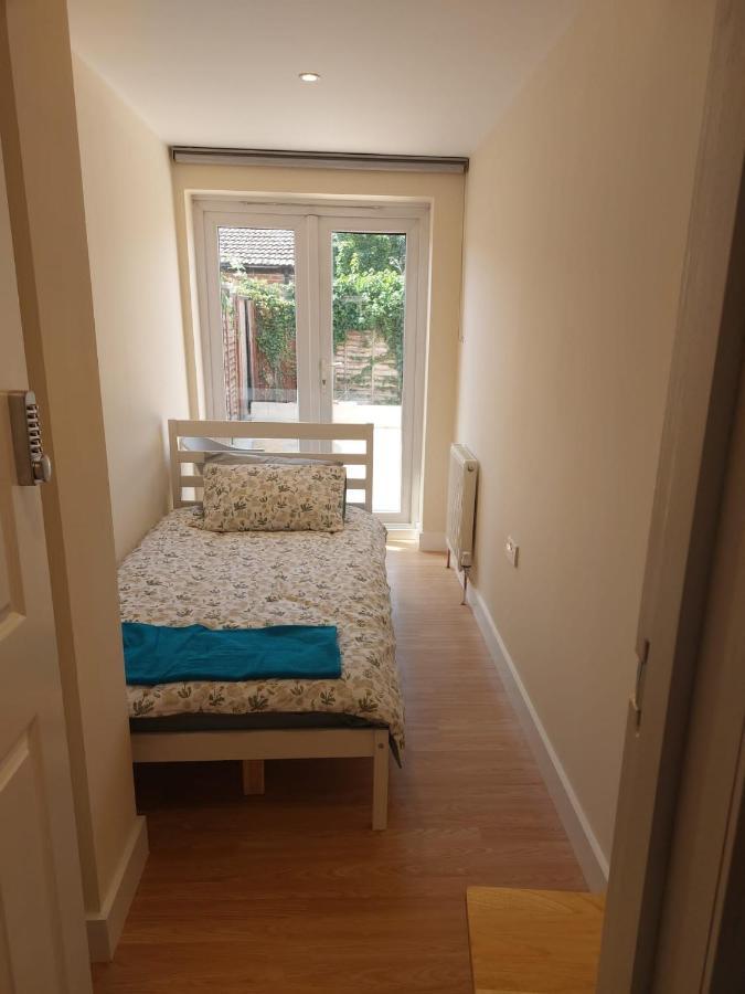 Guest house Vibrant Single Only For One Adult Southall