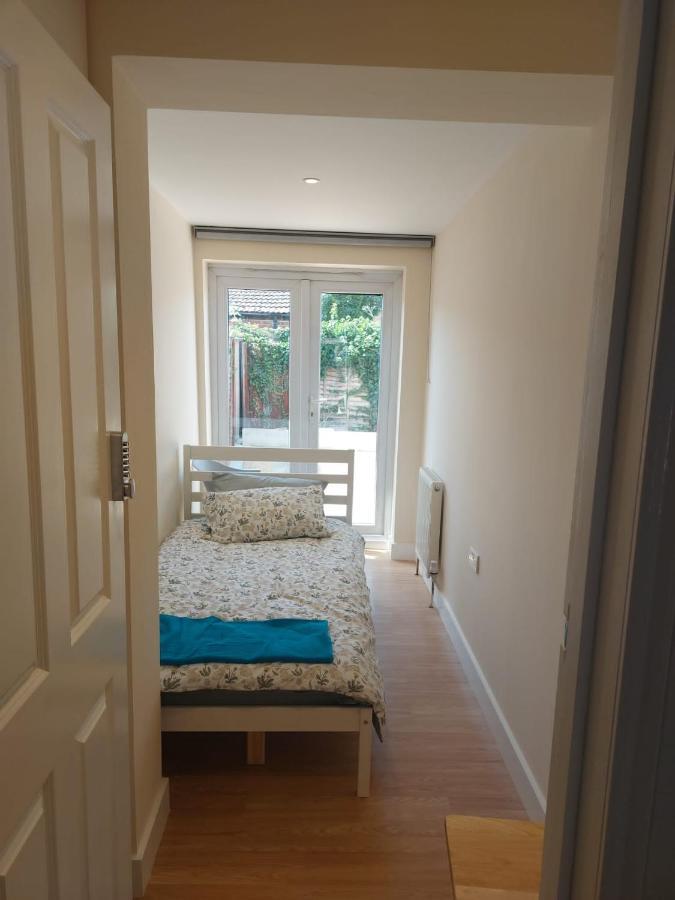 Guest house Vibrant Single Only For One Adult Southall