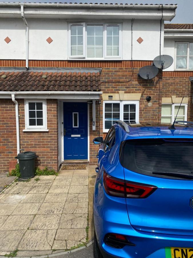 Vibrant Single Only For One Adult Guest house 3*